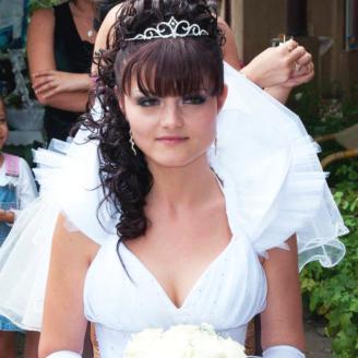 Alexandra in timpul unuia dintre obiceiurile de la nunta-foto1