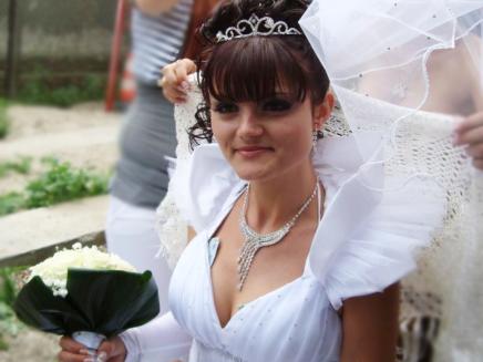 Alexandra in timpul unuia dintre obiceiurile de la nunta-foto2