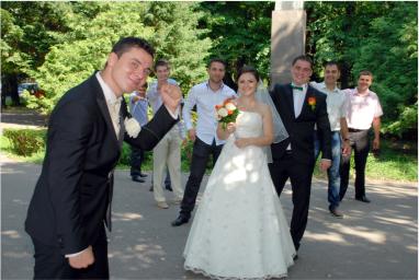 Andreea pazita cu strasnicie de proaspatul mire :-)